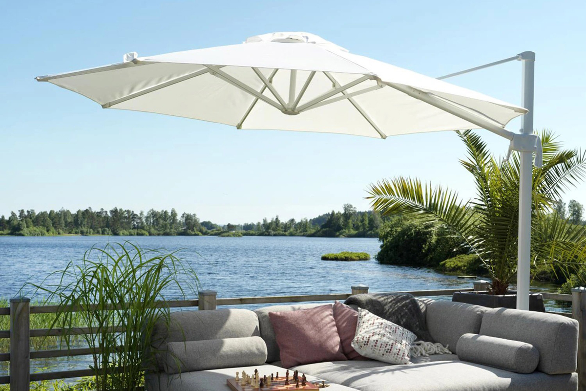 Sivuvarrellinen aurinkovarjo pihalla